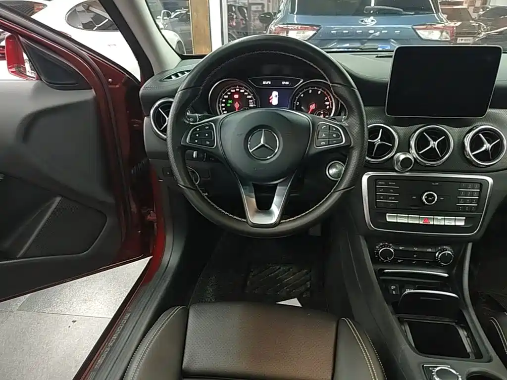 Mercedes-Benz GLA 2018 GLA 200 Fashion Model купить на сайте DeffCars