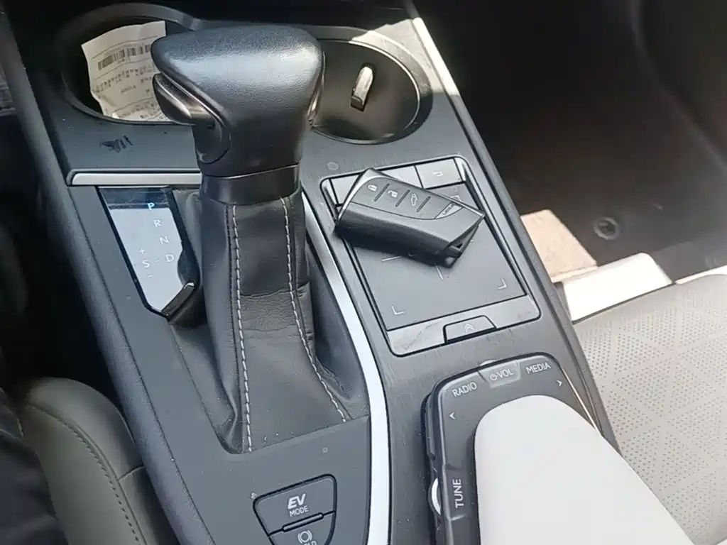 Lexus UX 2020 260h Discovery Edition купить на сайте DeffCars