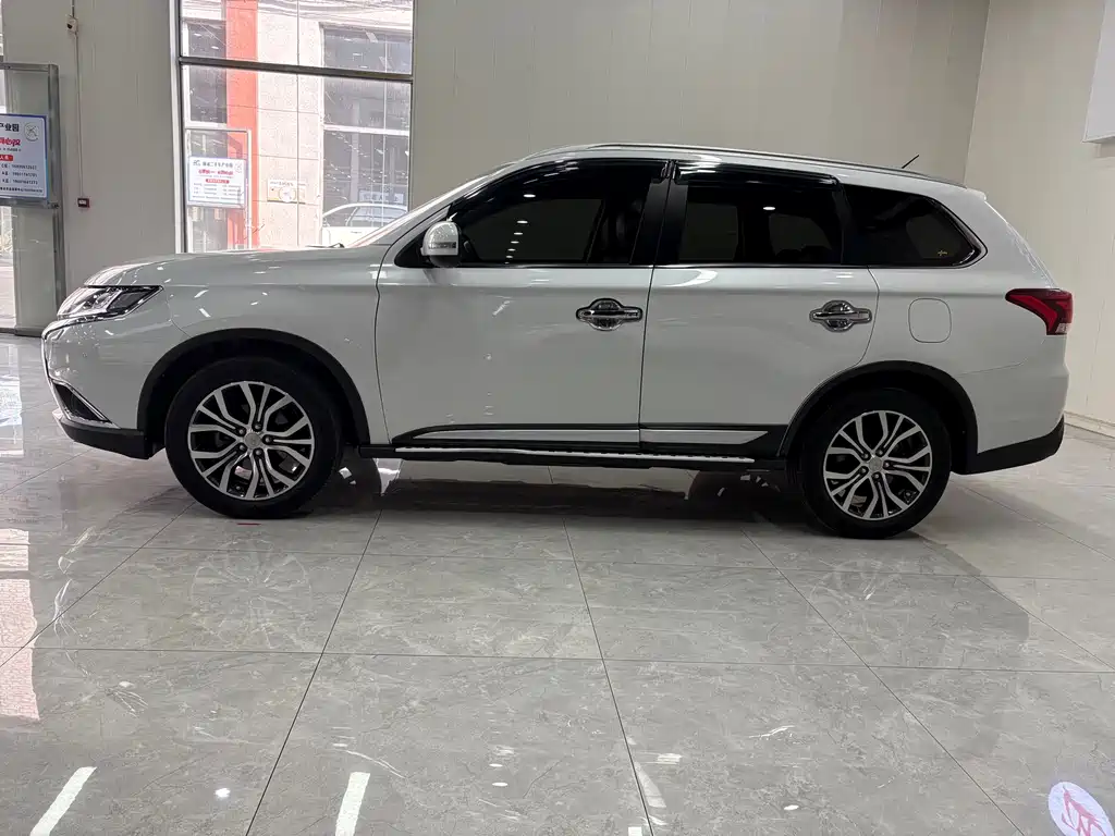 Outlander 2016 2.4L four-wheel drive luxury version 7 seats купить на сайте DeffCars