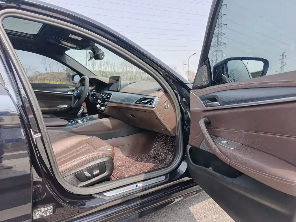 BMW 5 Series 2023 530Li Leading M Sports Package купить на сайте DeffCars