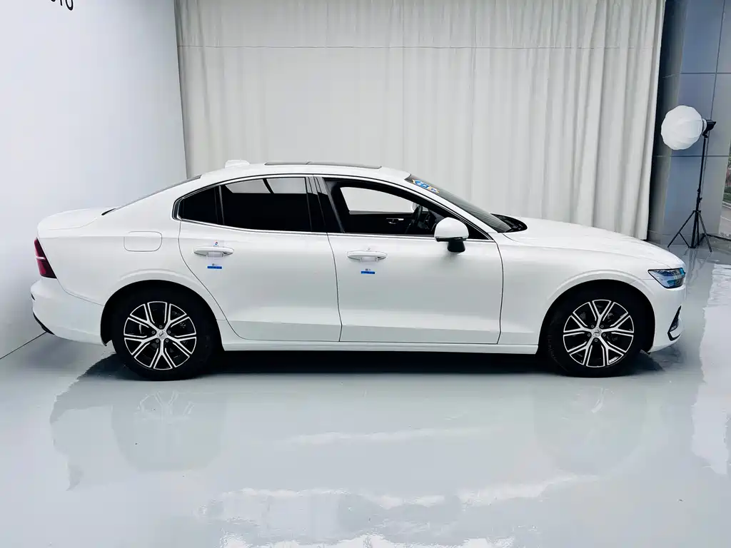 Volvo S60 2023 B4 Zhiyi Luxury Edition купить на сайте DeffCars
