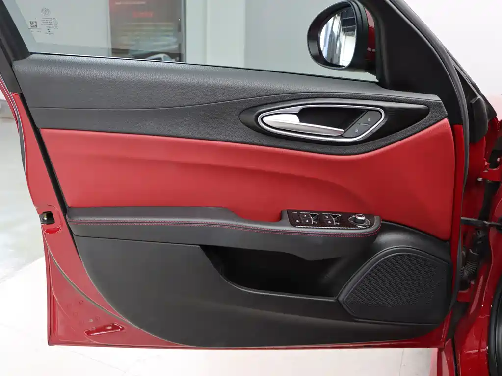 Giulia Juliet 2018 2.0T 200HP Luxury Edition Carbon Fiber Limited Edition купить на сайте DeffCars