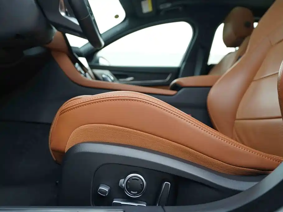 Jaguar XFL 2024 2.0T P300 four-wheel drive flagship sports gold version купить на сайте DeffCars