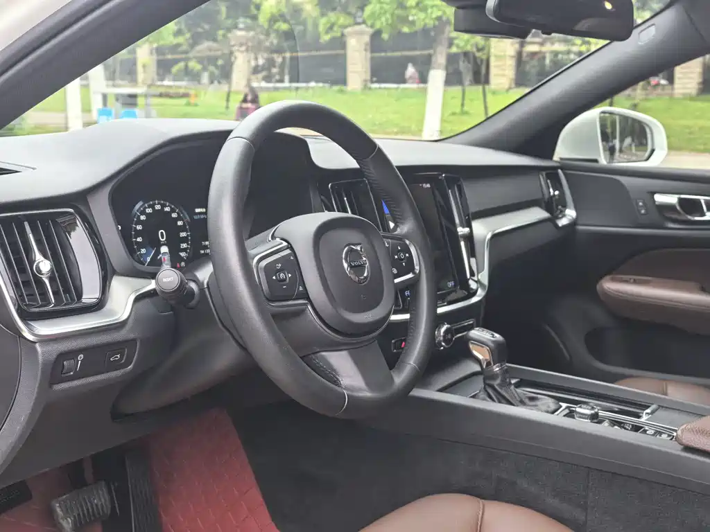 Volvo S60 2021 T4 Zhiyi Luxury Edition купить на сайте DeffCars