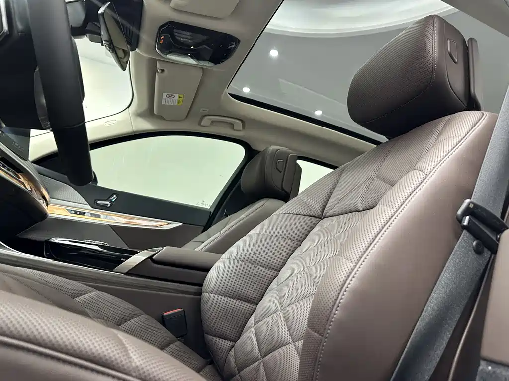 BMW 7 Series 2023 735Li Luxury Package купить на сайте DeffCars