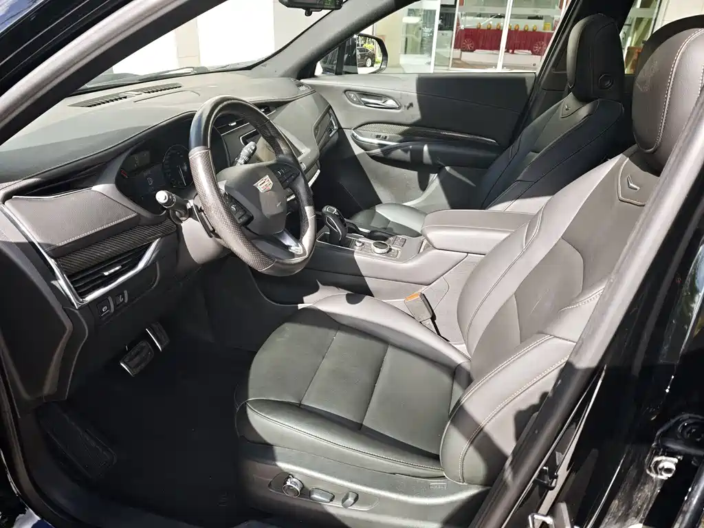 Cadillac XT4 2018 28T two-wheel drive luxury sports model купить на сайте DeffCars