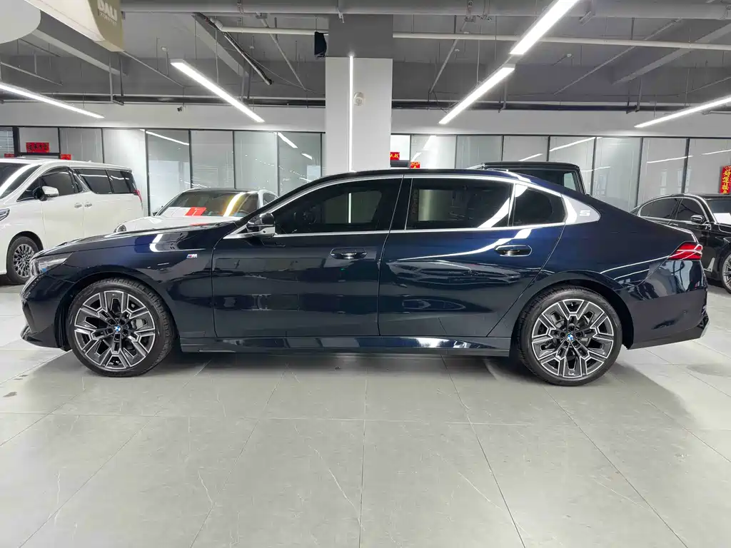 BMW 5 Series 2025 530Li Exclusive M Sports Package купить на сайте DeffCars