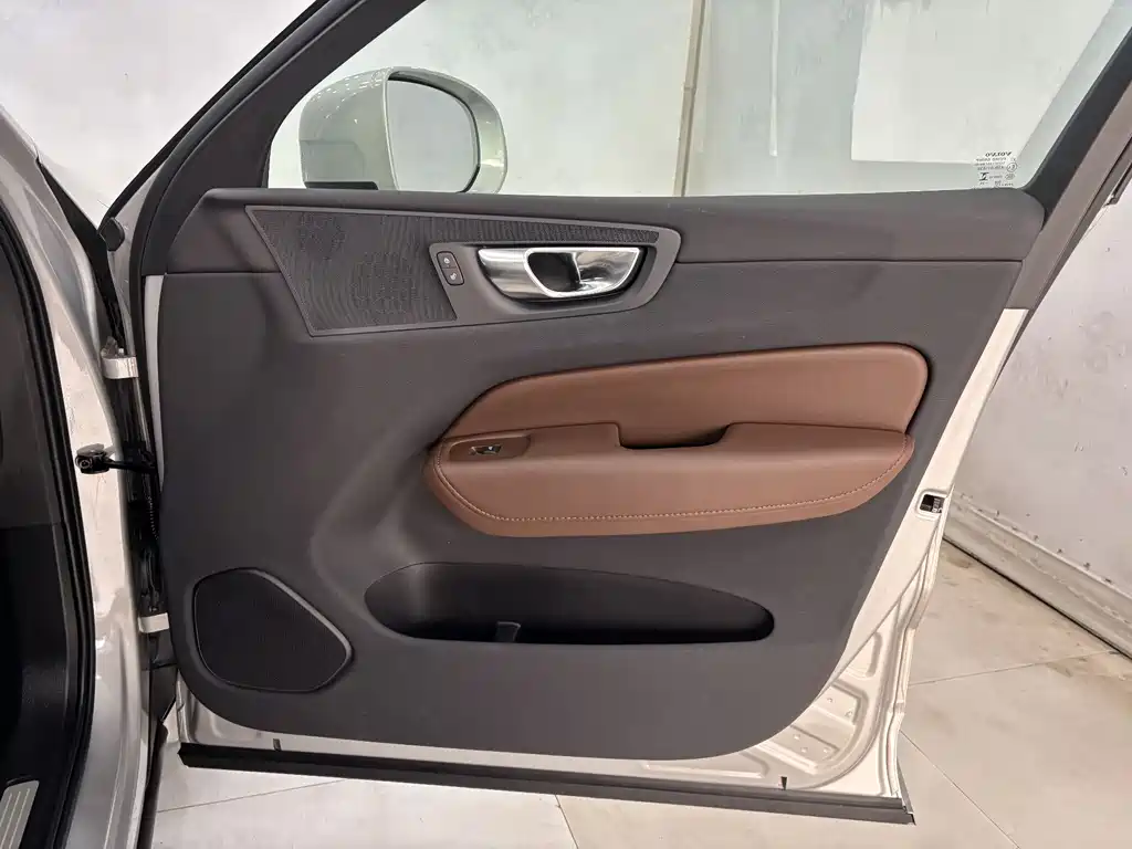 Volvo XC60 2025 B5 four-wheel drive Zhiyi Luxury Edition купить на сайте DeffCars