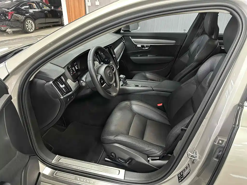 Volvo S90 2018 T4 Zhiyuan Edition купить на сайте DeffCars