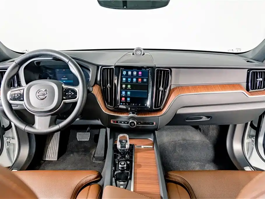 Volvo XC60 plug-in hybrid 2025 plug-in hybrid long-range four-wheel drive Zhiya luxury version купить на сайте DeffCars
