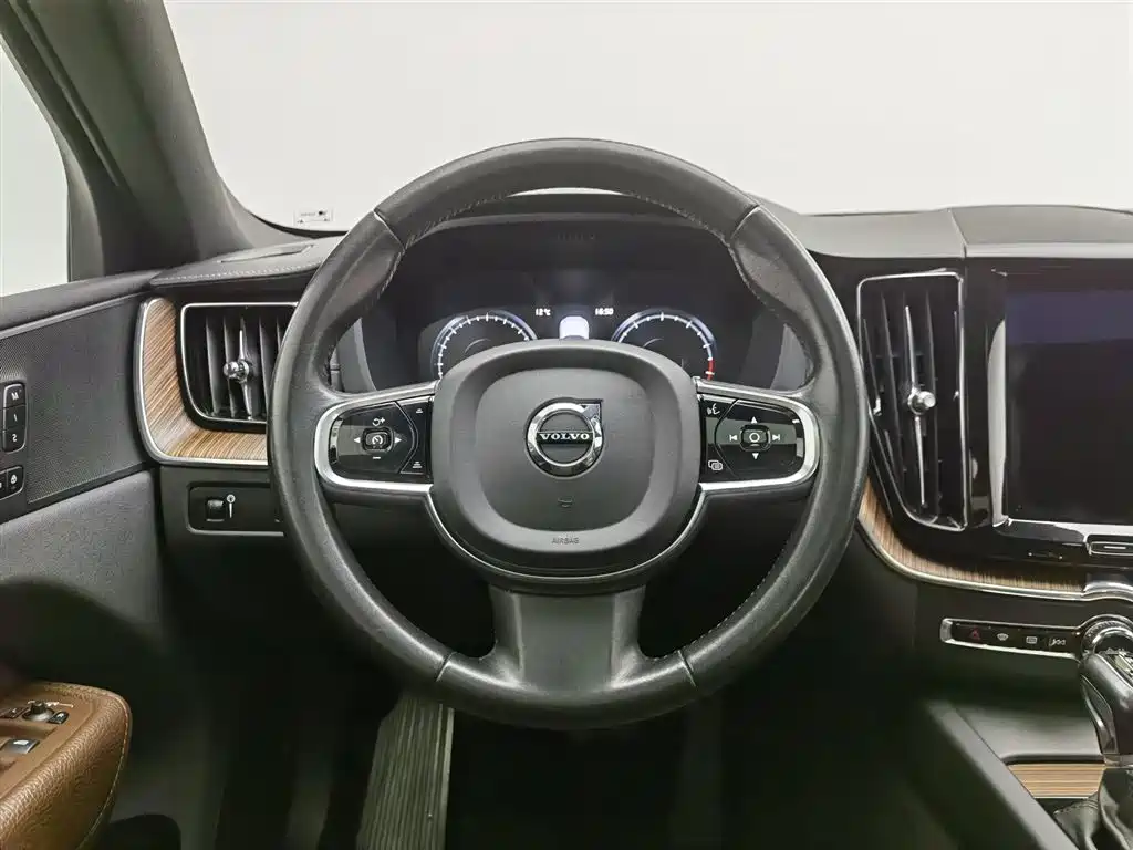 Volvo XC60 2021 T5 four-wheel drive Zhiyuan Deluxe Edition купить на сайте DeffCars