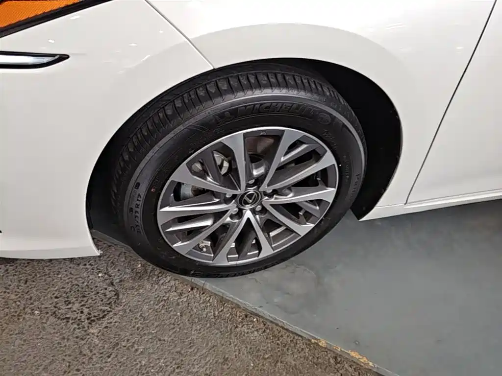 Lexus ES 2021 200 Excellence Edition купить на сайте DeffCars
