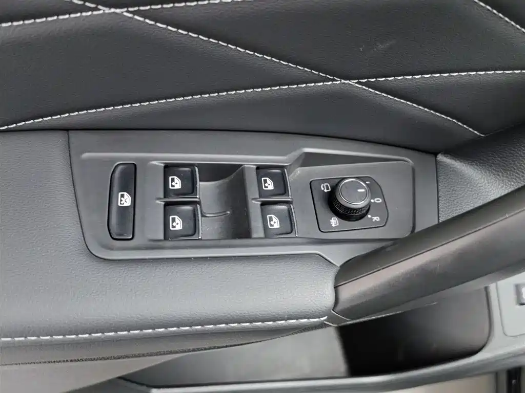 Tiguan L 2024 Outstanding Model 330TSI Automatic Two-wheel Drive R-Line Longyao Edition купить на сайте DeffCars
