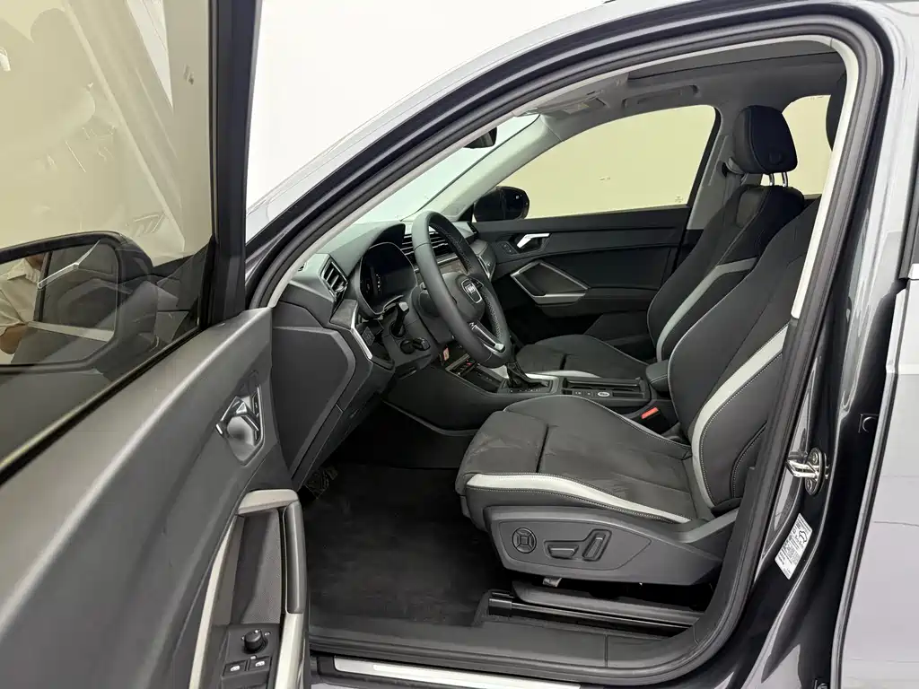 Audi Q3 2022 35 TFSI aggressive and dynamic купить на сайте DeffCars