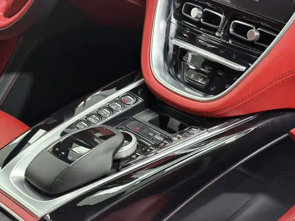 Aston Martin DBX 2022 4.0T V8 купить на сайте DeffCars