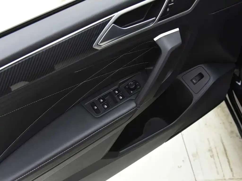Tiguan L 2023 facelift 330TSI automatic two-wheel drive R-Line version купить на сайте DeffCars