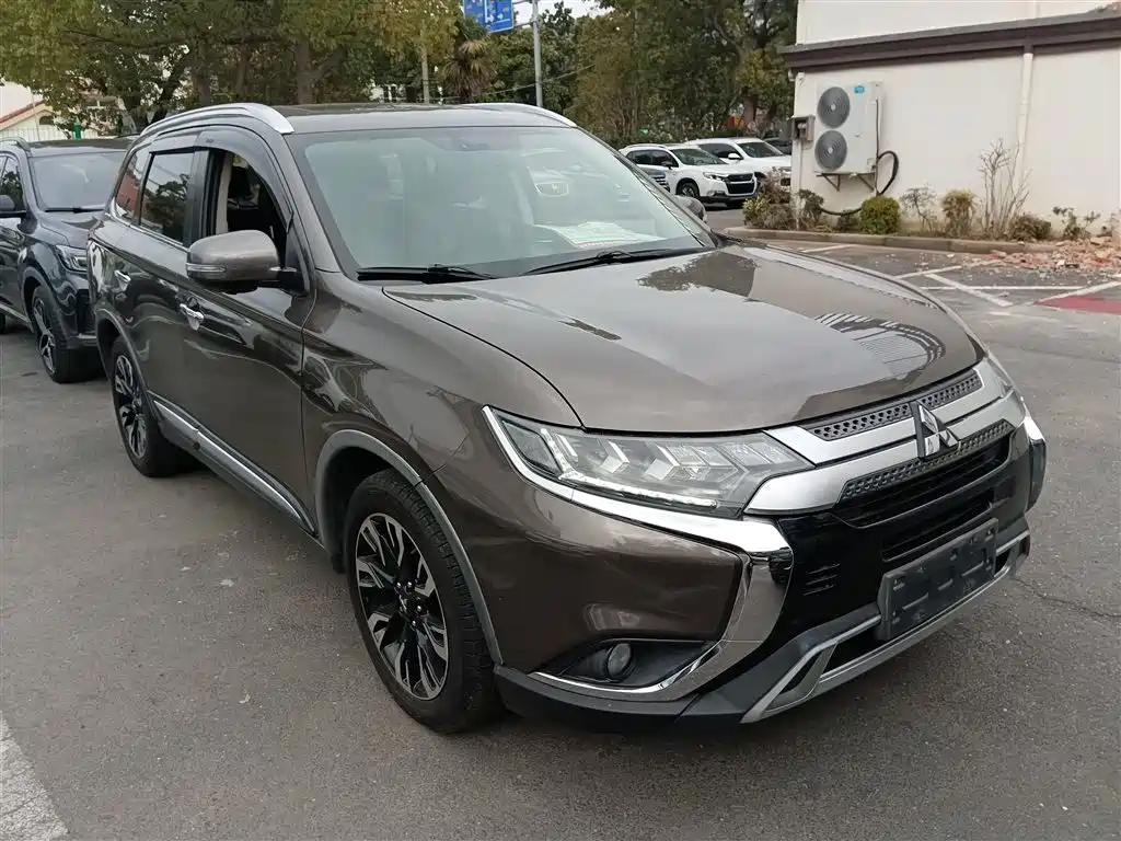 Outlander 2019 2.4L four-wheel drive exclusive version, 7 seats, National V купить на сайте DeffCars