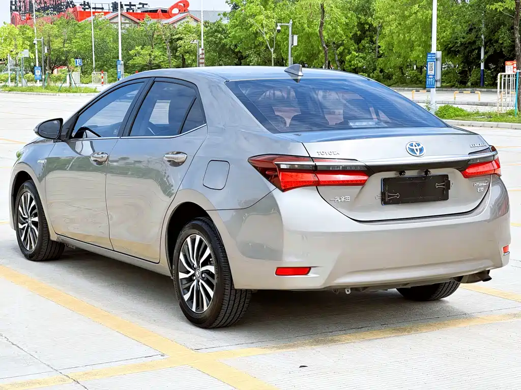 Corolla 2017 facelift dual engine 1.8L E-CVT leading version купить на сайте DeffCars