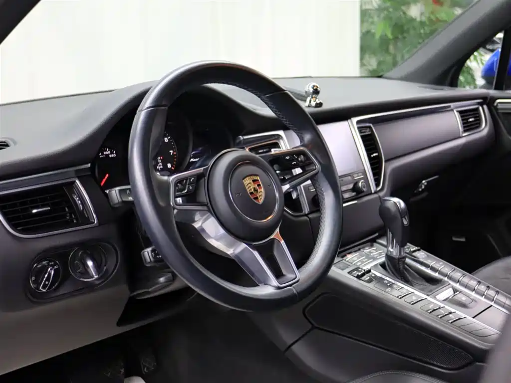 Macan 2017 Macan 2.0T купить на сайте DeffCars