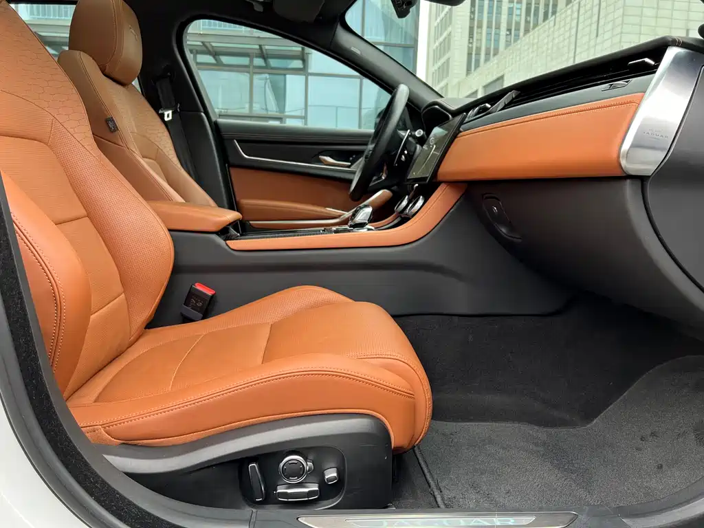 Jaguar XFL 2024 2.0T P300 four-wheel drive flagship sports gold version купить на сайте DeffCars
