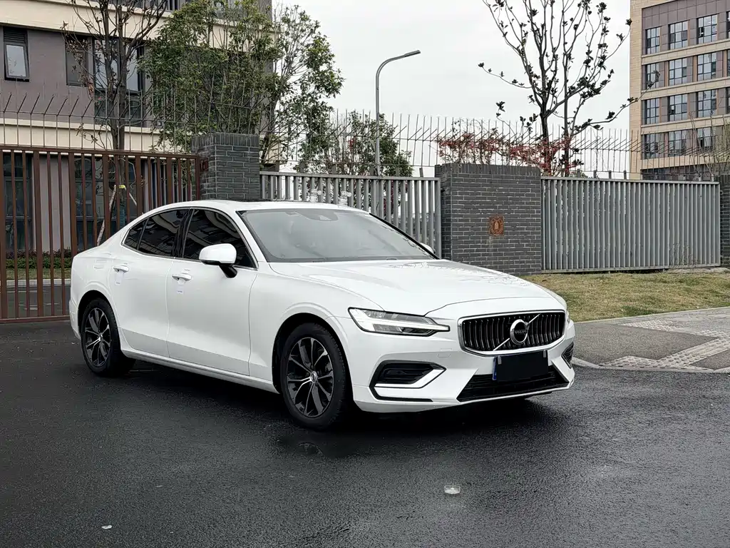 Volvo S60 2021 T4 Zhiyi Luxury Edition купить на сайте DeffCars