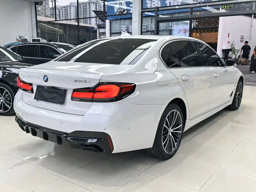 BMW 5 Series 2023 530Li Leading M Sports Package купить на сайте DeffCars
