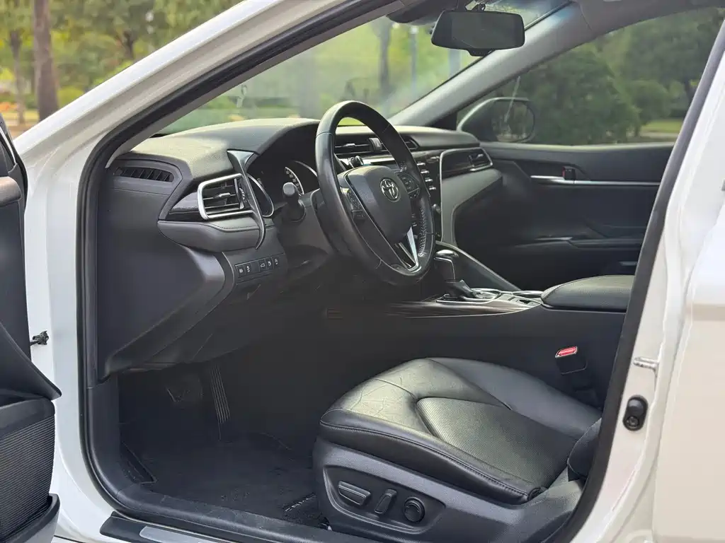Camry 2018 2.0G Deluxe Edition купить на сайте DeffCars