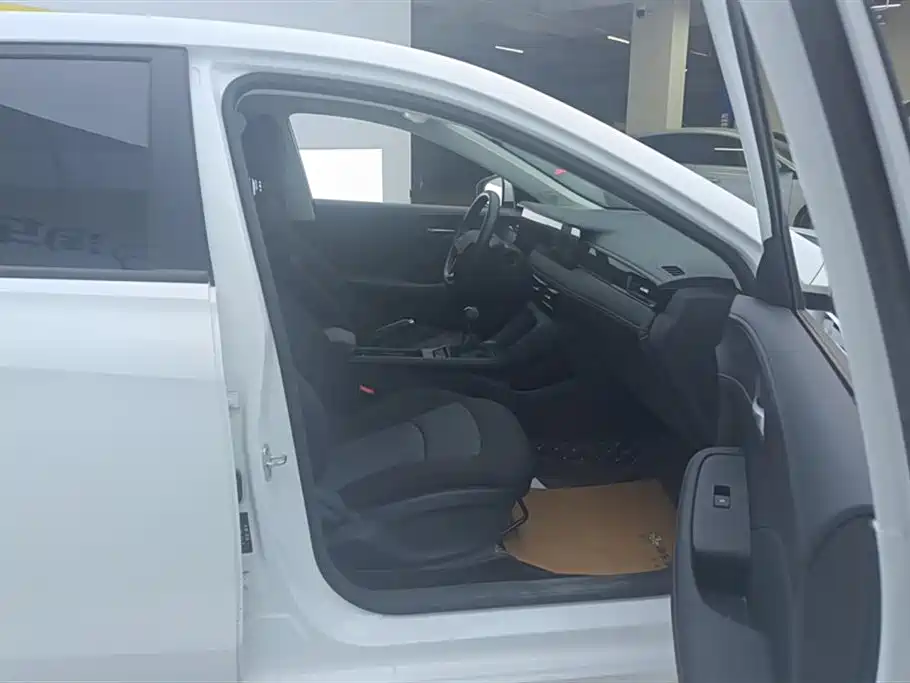 Roewe i5 2026 1.5L Manual Comfort Edition купить на сайте DeffCars
