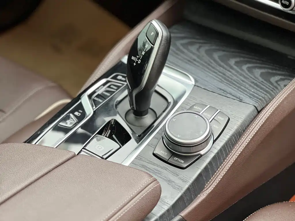 BMW 5 Series New Energy 2021 535Le M Sports Package купить на сайте DeffCars