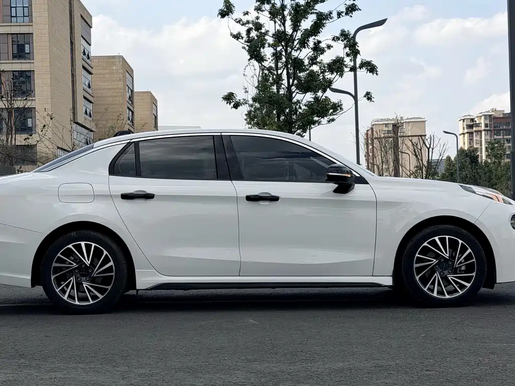 Lynk & Co 03 2021 1.5TD DCT Plus купить на сайте DeffCars