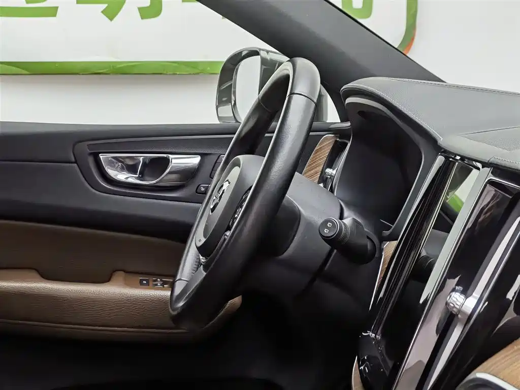 Volvo XC60 2021 T5 four-wheel drive Zhiyuan Deluxe Edition купить на сайте DeffCars