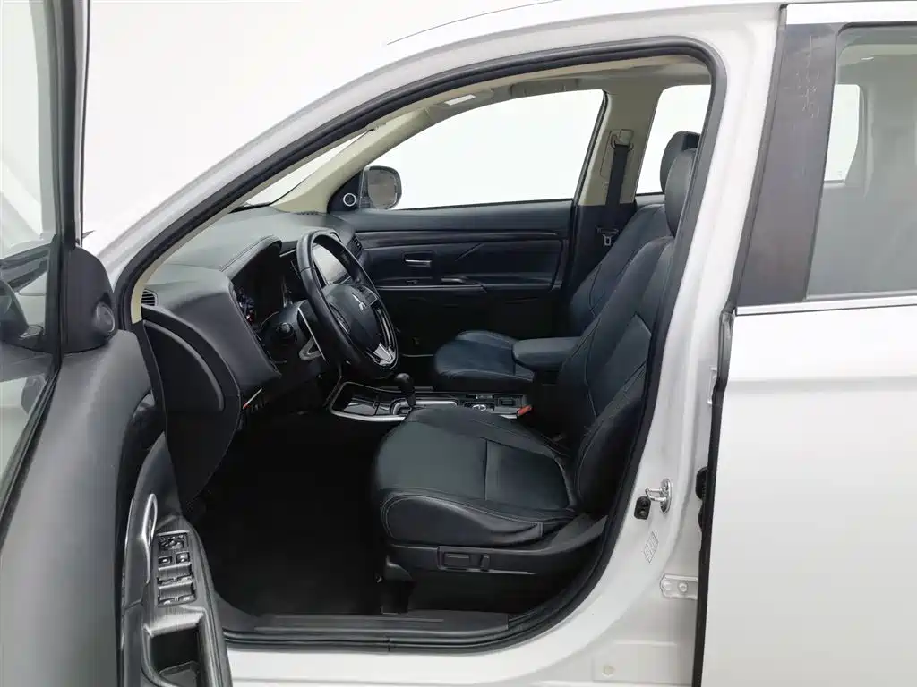 Outlander 2018 2.4L four-wheel drive luxury version 7 seats купить на сайте DeffCars