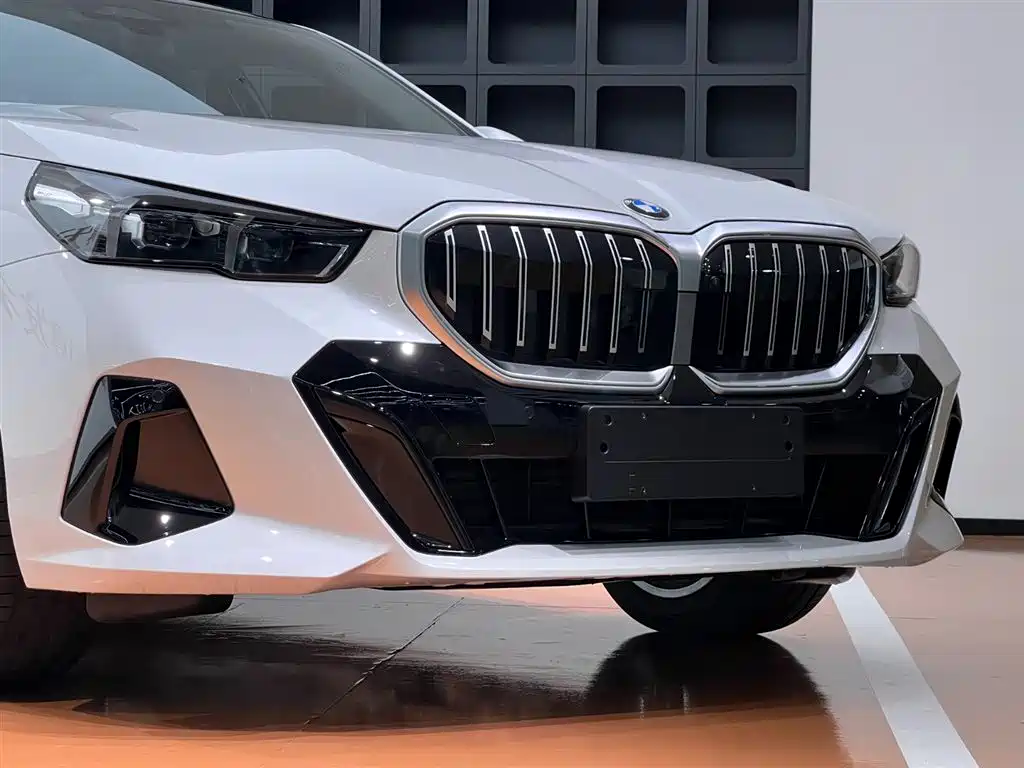 BMW 5 Series 2025 530Li Leading M Sports Package купить на сайте DeffCars