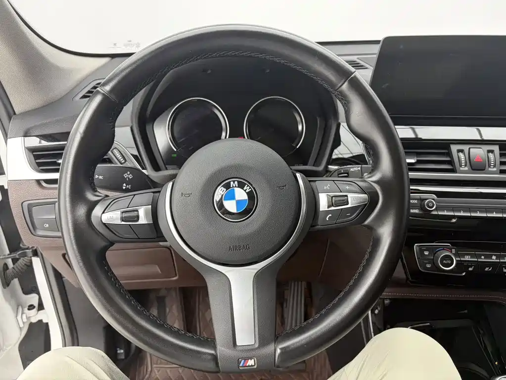BMW X1 2022 sDrive20Li Exclusive Model купить на сайте DeffCars