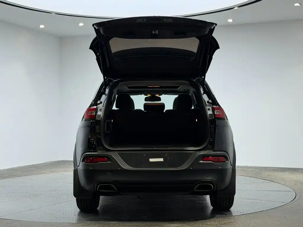 Cherokee (Китай) 2017 2.4L leading smart version купить на сайте DeffCars