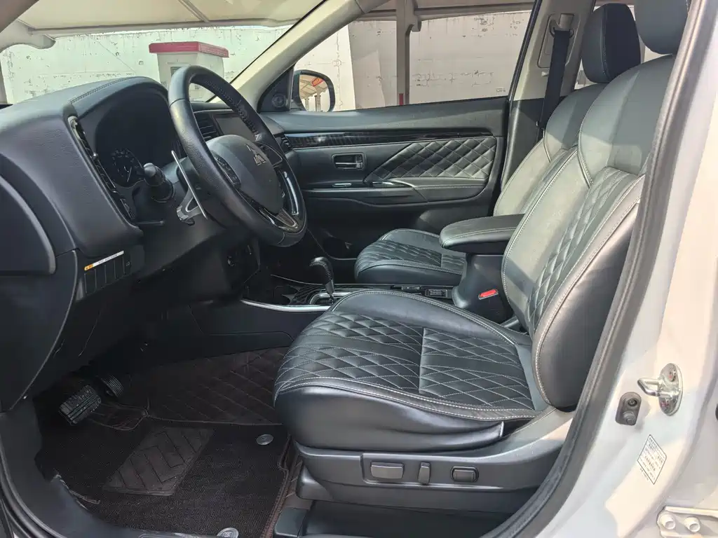 Outlander 2021 2.4L four-wheel drive solar version 5 seats купить на сайте DeffCars