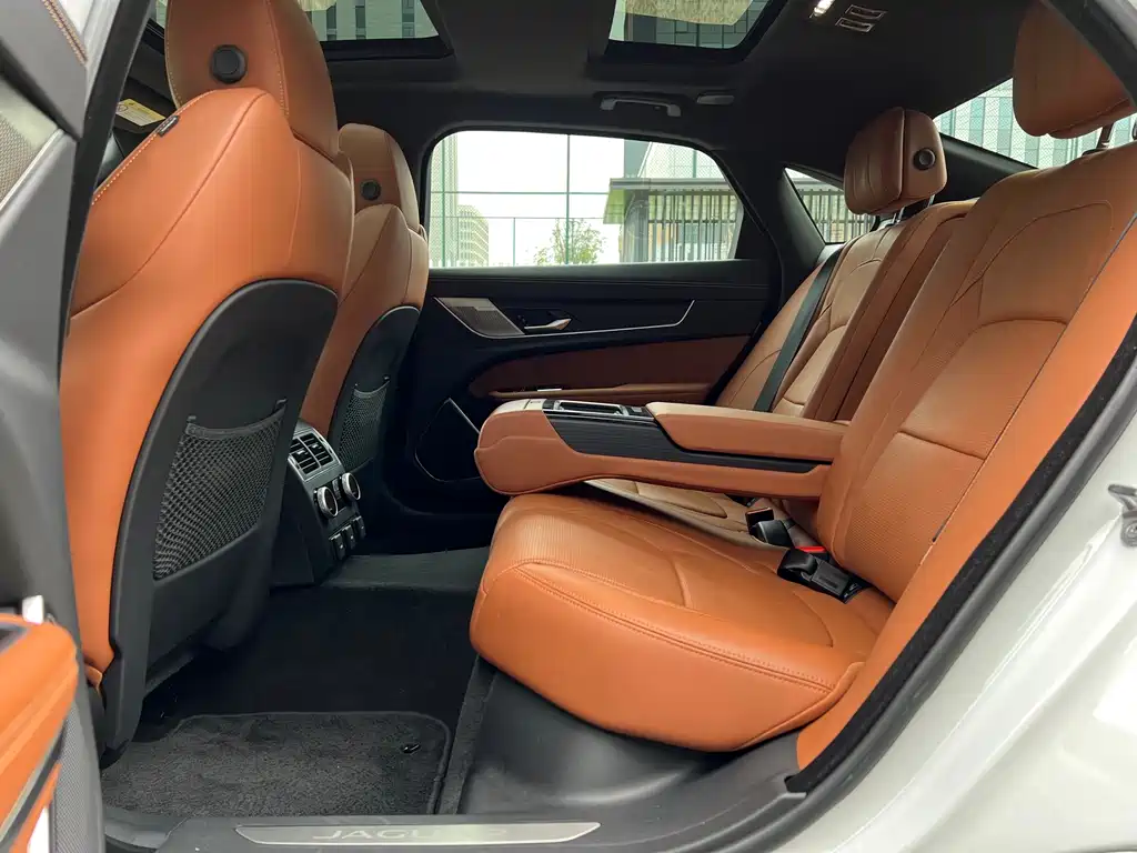 Jaguar XFL 2024 2.0T P300 four-wheel drive flagship sports gold version купить на сайте DeffCars