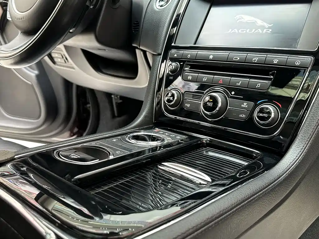 Jaguar XJ 2016 XJL 3.0 SC two-wheel drive elegant business version купить на сайте DeffCars