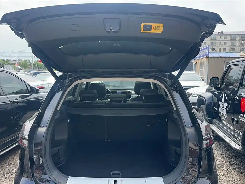 Hongqi HS5 2023 2.0T Qixiang Pro version купить на сайте DeffCars
