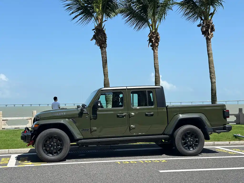 Gladiator 2023 3.6L Overland купить на сайте DeffCars
