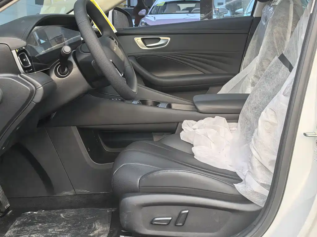 Roewe D7 2025 DMH 125km World Championship Edition купить на сайте DeffCars