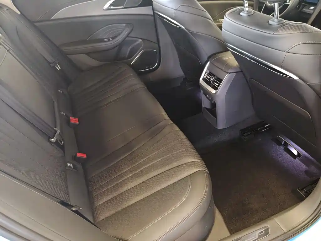 Hongqi H5 2024 1.5T HEV Zhilian Qichang Edition купить на сайте DeffCars