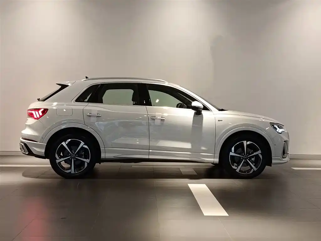 Audi Q3 2024 35 TFSI Fashionable and Dynamic купить на сайте DeffCars
