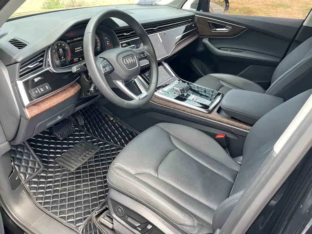 Audi Q7 2023 55 TFSI quattro S line sports version купить на сайте DeffCars