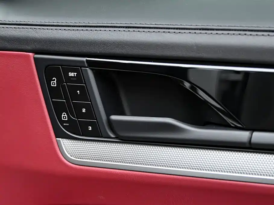 Cayenne New Energy 2024 Cayenne E-Hybrid 2.0T купить на сайте DeffCars