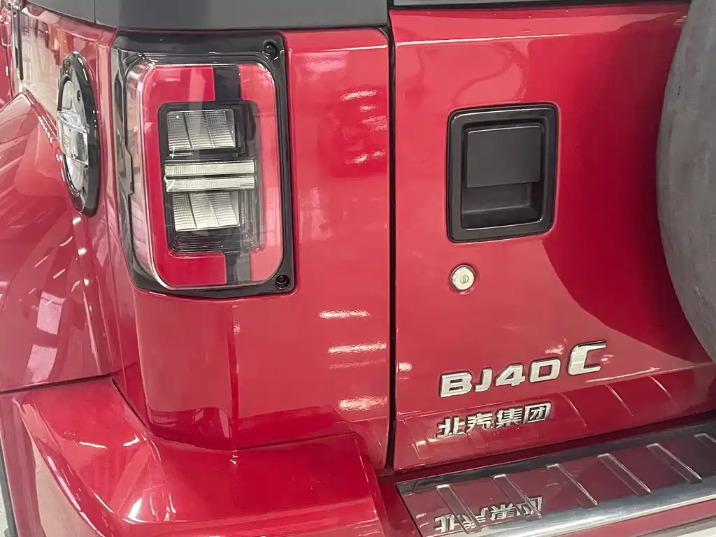 Beijing off-road BJ40 2020 2.0T automatic two-wheel drive city hunter version knight type купить на сайте DeffCars