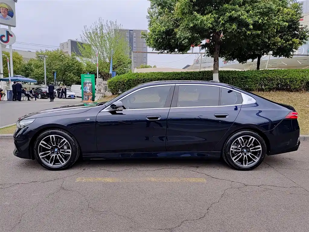 BMW 5 Series 2025 530Li Leading M Sports Package купить на сайте DeffCars
