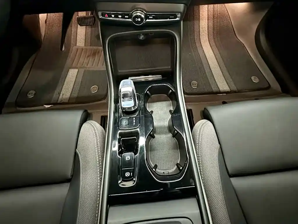 Volvo XC40 2024 B3 Zhiyuan Luxury Edition купить на сайте DeffCars
