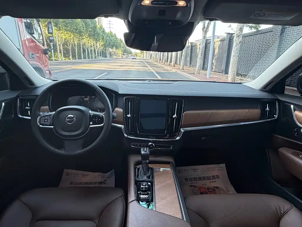 Volvo S90 2019 T5 Zhiyuan Edition купить на сайте DeffCars