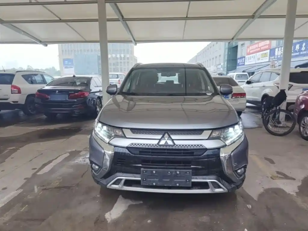 Outlander 2019 2.4L four-wheel drive exclusive version, 7 seats, National VI купить на сайте DeffCars